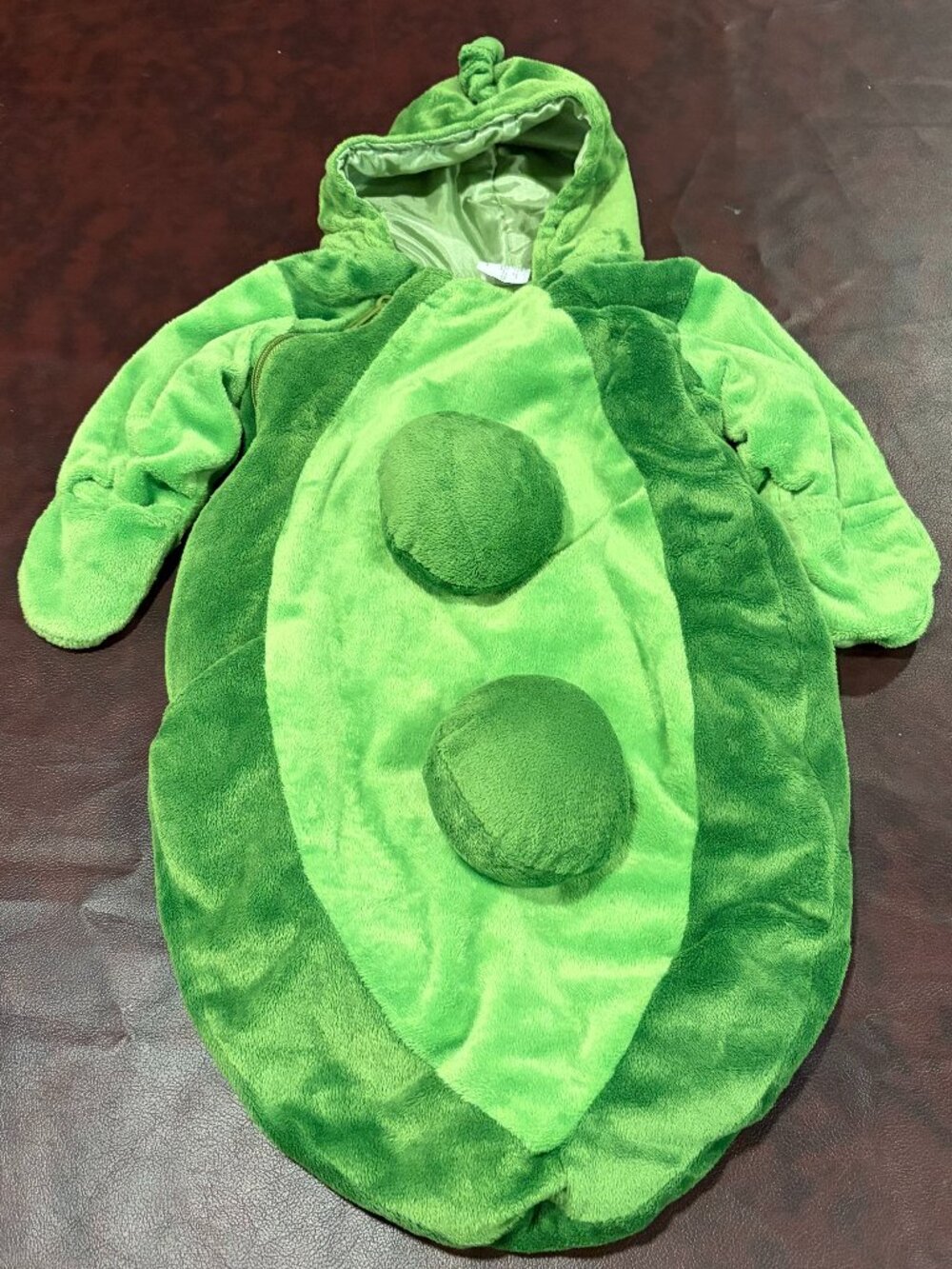Peas in a Pod green baby bunting costume from Target 0-6 months